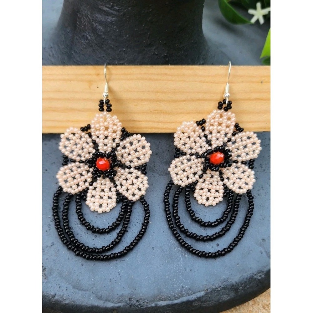 Flower Beaded Elegant Women's Earrings - Native Style.